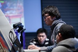 画像ギャラリー No.089のサムネイル画像 / 「ストIII 3rd」の祭典「第17回クーペレーションカップ」フォトレポート。レジェンドプレイヤー達の競演に白熱した現地の模様をお届け