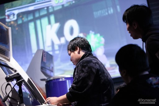 画像ギャラリー No.098のサムネイル画像 / 「ストIII 3rd」の祭典「第17回クーペレーションカップ」フォトレポート。レジェンドプレイヤー達の競演に白熱した現地の模様をお届け