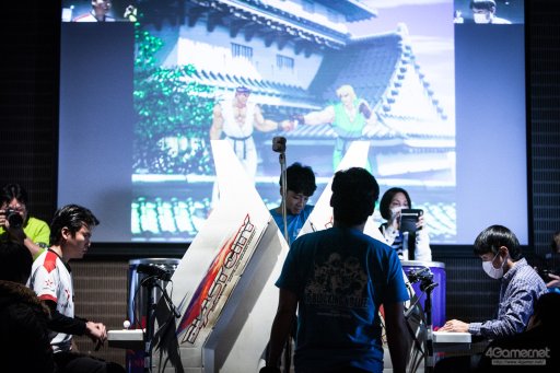画像ギャラリー No.108のサムネイル画像 / 「ストIII 3rd」の祭典「第17回クーペレーションカップ」フォトレポート。レジェンドプレイヤー達の競演に白熱した現地の模様をお届け