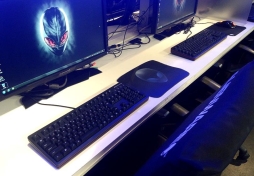 画像ギャラリー No.001のサムネイル画像 / ビットフェローズのゲーマー向けキーボードがアイ・カフェAKIBA PLACEで試遊可能に
