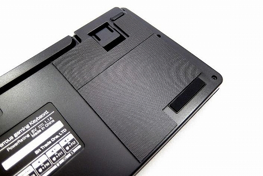 画像ギャラリー No.004のサムネイル画像 / キーボードの裏面に貼り付ける滑り止めシートがビット・トレード・ワンから
