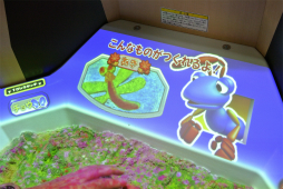 画像ギャラリー No.008のサムネイル画像 / セガのキッズ向け遊具「え〜でる すなば」開発陣にインタビュー。“絵が出る不思議な砂遊び”を生み出したNプロ研究開発部の狙いを聞いた