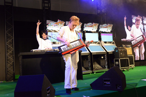 画像ギャラリー No.029のサムネイル画像 / ［JAEPO2015］BEMANIシリーズの人気楽曲が目白押し。「BEMANI SPECIAL LIVE in JAEPO2015」の様子をフォトレポート