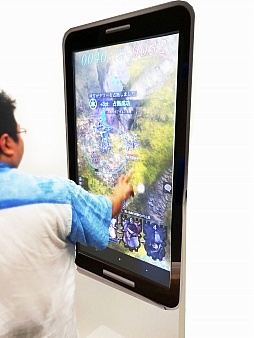 画像ギャラリー No.002のサムネイル画像 / TGS 2015，アソビモブースに“デカスマホ”が登場。最新ゲームを巨大画面で遊べる