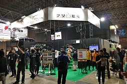 画像ギャラリー No.005のサムネイル画像 / ［TGS 2015］たまたま居合わせたドグマ風見さんがアソビモの新作スマホアプリ「GODGAMES」を紹介。ブースに設置された巨大スマホの操作性やいかに？