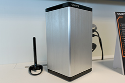 画像ギャラリー No.018のサムネイル画像 / ［COMPUTEX］GIGABYTEの外付けグラフィックスボックスは決定版を目指して開発中。3スロット仕様のカードにも対応へ