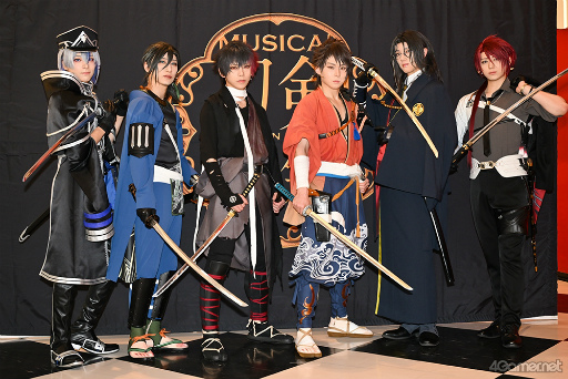 画像ギャラリー No.008のサムネイル画像 / 「ミュージカル『刀剣乱舞』 〜坂龍飛騰〜」会見&ゲネプロレポート。新時代の旗を掲げるを合言葉に,陸奥守吉行と坂本龍馬の熱いドラマを描く