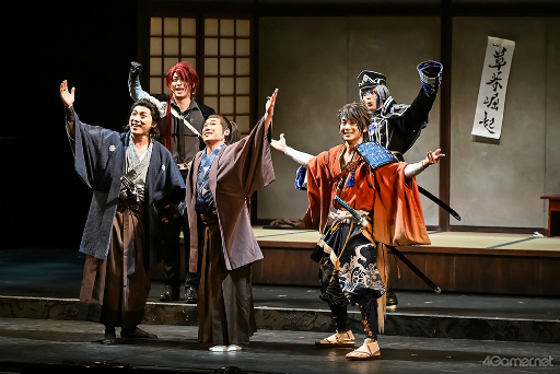 画像ギャラリー No.012のサムネイル画像 / 「ミュージカル『刀剣乱舞』 〜坂龍飛騰〜」会見&ゲネプロレポート。新時代の旗を掲げるを合言葉に,陸奥守吉行と坂本龍馬の熱いドラマを描く