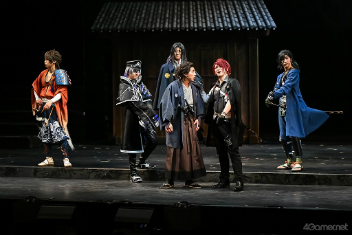画像ギャラリー No.014のサムネイル画像 / 「ミュージカル『刀剣乱舞』 〜坂龍飛騰〜」会見&ゲネプロレポート。新時代の旗を掲げるを合言葉に,陸奥守吉行と坂本龍馬の熱いドラマを描く
