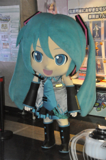画像ギャラリー No.002のサムネイル画像 / ミクダヨーさんも来店した「初音ミク Project mirai でらっくす」発売記念イベントをレポート。会場に駆けつけた開発陣のショートインタビューも掲載