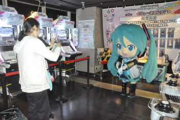 画像ギャラリー No.003のサムネイル画像 / ミクダヨーさんも来店した「初音ミク Project mirai でらっくす」発売記念イベントをレポート。会場に駆けつけた開発陣のショートインタビューも掲載