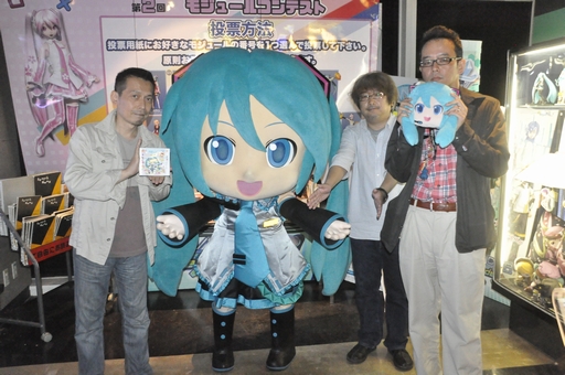 画像ギャラリー No.004のサムネイル画像 / ミクダヨーさんも来店した「初音ミク Project mirai でらっくす」発売記念イベントをレポート。会場に駆けつけた開発陣のショートインタビューも掲載