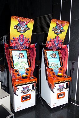 画像ギャラリー No.002のサムネイル画像 / カプコン×マーベラスの「モンスターハンター スピリッツ 稼働記念プレス発表会」をレポート。ザ・たっちがコンビの絆を深める戦いを見せる