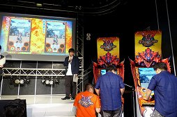 画像ギャラリー No.009のサムネイル画像 / カプコン×マーベラスの「モンスターハンター スピリッツ 稼働記念プレス発表会」をレポート。ザ・たっちがコンビの絆を深める戦いを見せる