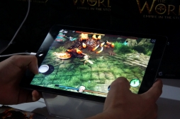 画像ギャラリー No.001のサムネイル画像 / ［TGS 2014］地面が割れ，壁が砕ける巨大ボスとの大迫力バトルにしびれる。多数のプラットフォームで展開予定のアクションRPG「The World II」のiOS版プレイムービーを掲載