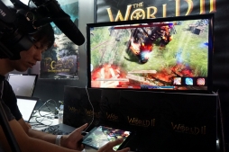 画像ギャラリー No.002のサムネイル画像 / ［TGS 2014］地面が割れ，壁が砕ける巨大ボスとの大迫力バトルにしびれる。多数のプラットフォームで展開予定のアクションRPG「The World II」のiOS版プレイムービーを掲載