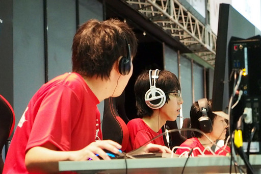画像ギャラリー No.003のサムネイル画像 / ［TGS 2015］「LORD of VERMILION ARENA」のゲーム大会「LoVA Challenge Cup」決勝をレポート。本作初のオフライン大会を制したのは？