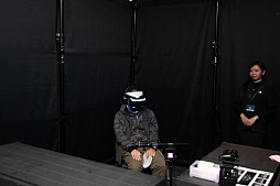 画像ギャラリー No.002のサムネイル画像 / 「サマーレッスン」を含む7つのデモを試遊できる「Project Morpheus」の体験会が開催。吉田修平氏と原田勝弘氏も来場者の質問に回答
