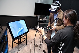 画像ギャラリー No.006のサムネイル画像 / 「サマーレッスン」を含む7つのデモを試遊できる「Project Morpheus」の体験会が開催。吉田修平氏と原田勝弘氏も来場者の質問に回答