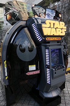 画像ギャラリー No.001のサムネイル画像 / フォースの加護をその手に。ドーム型スクリーンで「スター・ウォーズ」の名場面を体感できる「STAR WARS BATTLE POD」プレイレポート