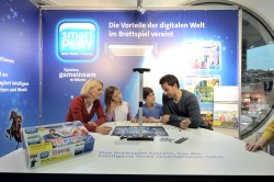 画像ギャラリー No.013のサムネイル画像 / ［SPIEL’14］「ルールブックが要らないボードゲーム」を目指す，老舗メーカーの挑戦。「Orongo」「ABLUXXEN」で賑わうRavensburger AGブースレポート