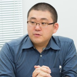 画像ギャラリー No.005のサムネイル画像 / ダンガンロンパの生みの親,小高氏との舌戦バトルが勃発。男色ディーノのカードゲイム「ダンガンロンパ 超高校級の人狼 MANIAX」体験レポート