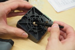 画像ギャラリー No.006のサムネイル画像 / 「隼」レバーはなぜ斜め上に入りにくいのか。HORI「ファイティングエッジ」開発陣とプロゲーマー・sako氏に聞く,アーケードスティックの最前線