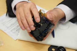 画像ギャラリー No.009のサムネイル画像 / 「隼」レバーはなぜ斜め上に入りにくいのか。HORI「ファイティングエッジ」開発陣とプロゲーマー・sako氏に聞く,アーケードスティックの最前線