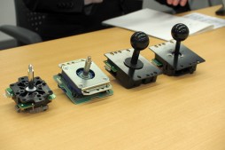 画像ギャラリー No.010のサムネイル画像 / 「隼」レバーはなぜ斜め上に入りにくいのか。HORI「ファイティングエッジ」開発陣とプロゲーマー・sako氏に聞く,アーケードスティックの最前線