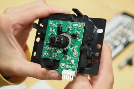 画像ギャラリー No.016のサムネイル画像 / 「隼」レバーはなぜ斜め上に入りにくいのか。HORI「ファイティングエッジ」開発陣とプロゲーマー・sako氏に聞く,アーケードスティックの最前線