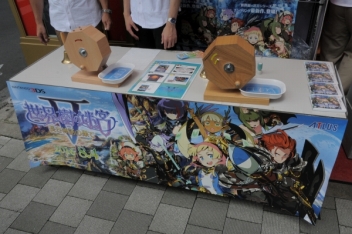 画像ギャラリー No.002のサムネイル画像 / 「世界樹の迷宮V」本日限りの発売記念抽選会が東京と大阪で開催中。秋葉原のフードコート「B-1グランプリ食堂」ではオリジナルコースターがもらえるコラボもスタート