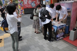 画像ギャラリー No.005のサムネイル画像 / 「世界樹の迷宮V」本日限りの発売記念抽選会が東京と大阪で開催中。秋葉原のフードコート「B-1グランプリ食堂」ではオリジナルコースターがもらえるコラボもスタート
