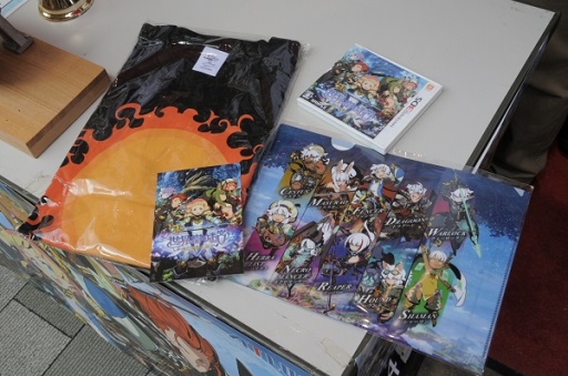 画像ギャラリー No.007のサムネイル画像 / 「世界樹の迷宮V」本日限りの発売記念抽選会が東京と大阪で開催中。秋葉原のフードコート「B-1グランプリ食堂」ではオリジナルコースターがもらえるコラボもスタート