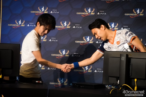 画像ギャラリー No.029のサムネイル画像 / 「ストリートファイターV」の公式世界大会「Capcom Cup 2017」本戦が開幕。最終日に進出する8人が決定した2日目Twitterまとめ