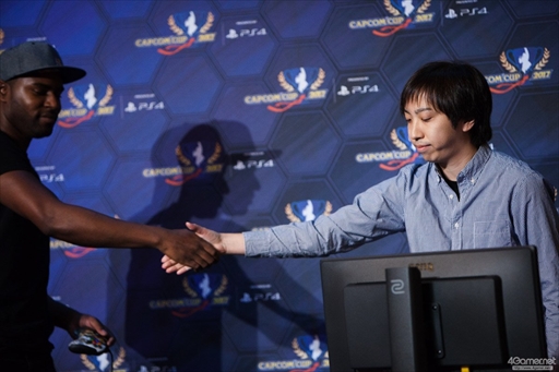 画像ギャラリー No.039のサムネイル画像 / 「ストリートファイターV」の公式世界大会「Capcom Cup 2017」本戦が開幕。最終日に進出する8人が決定した2日目Twitterまとめ