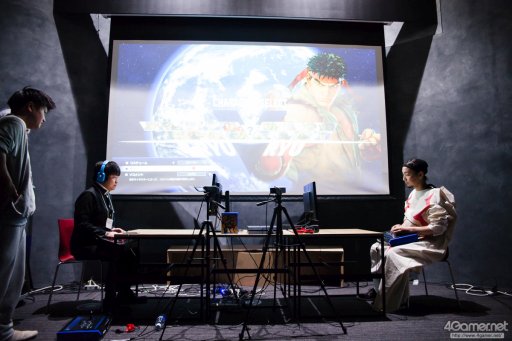 画像ギャラリー No.031のサムネイル画像 / ウメハラ氏の発案に40名超のプレイヤーが参戦。まさかの“太陽の塔”コスも披露された,「ウメハラ杯〜コスプレ限定大会〜」フォトレポート