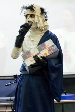 画像ギャラリー No.037のサムネイル画像 / ウメハラ氏の発案に40名超のプレイヤーが参戦。まさかの“太陽の塔”コスも披露された,「ウメハラ杯〜コスプレ限定大会〜」フォトレポート