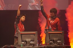画像ギャラリー No.033のサムネイル画像 / 東西対抗のe-Sports大戦は5ジャンルすべてを制した東軍の勝利に。「Red Bull 5G」レポート