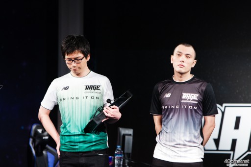 画像ギャラリー No.010のサムネイル画像 / CyberZのe-Sportsイベント「RAGE Vol.4 GRAND FINALS」，「ストリートファイターV」部門フォトレポート。優勝はふ〜ど選手の手に