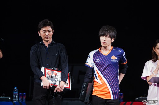 画像ギャラリー No.017のサムネイル画像 / CyberZのe-Sportsイベント「RAGE Vol.4 GRAND FINALS」，「ストリートファイターV」部門フォトレポート。優勝はふ〜ど選手の手に