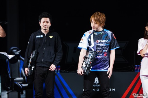 画像ギャラリー No.020のサムネイル画像 / CyberZのe-Sportsイベント「RAGE Vol.4 GRAND FINALS」，「ストリートファイターV」部門フォトレポート。優勝はふ〜ど選手の手に