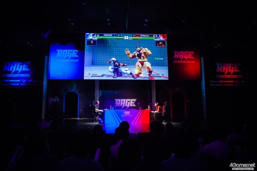 画像ギャラリー No.023のサムネイル画像 / CyberZのe-Sportsイベント「RAGE Vol.4 GRAND FINALS」，「ストリートファイターV」部門フォトレポート。優勝はふ〜ど選手の手に