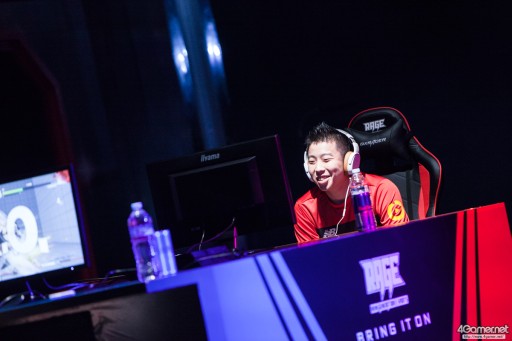 画像ギャラリー No.024のサムネイル画像 / CyberZのe-Sportsイベント「RAGE Vol.4 GRAND FINALS」，「ストリートファイターV」部門フォトレポート。優勝はふ〜ど選手の手に