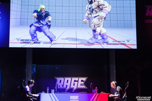 画像ギャラリー No.025のサムネイル画像 / CyberZのe-Sportsイベント「RAGE Vol.4 GRAND FINALS」，「ストリートファイターV」部門フォトレポート。優勝はふ〜ど選手の手に