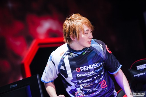 画像ギャラリー No.026のサムネイル画像 / CyberZのe-Sportsイベント「RAGE Vol.4 GRAND FINALS」，「ストリートファイターV」部門フォトレポート。優勝はふ〜ど選手の手に