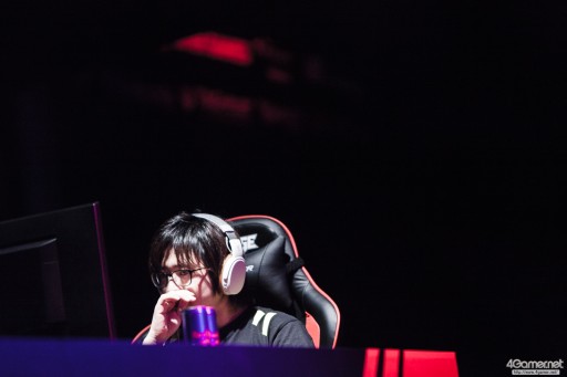 画像ギャラリー No.027のサムネイル画像 / CyberZのe-Sportsイベント「RAGE Vol.4 GRAND FINALS」，「ストリートファイターV」部門フォトレポート。優勝はふ〜ど選手の手に