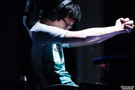 画像ギャラリー No.029のサムネイル画像 / CyberZのe-Sportsイベント「RAGE Vol.4 GRAND FINALS」，「ストリートファイターV」部門フォトレポート。優勝はふ〜ど選手の手に