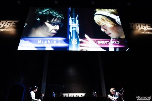 画像ギャラリー No.033のサムネイル画像 / CyberZのe-Sportsイベント「RAGE Vol.4 GRAND FINALS」，「ストリートファイターV」部門フォトレポート。優勝はふ〜ど選手の手に