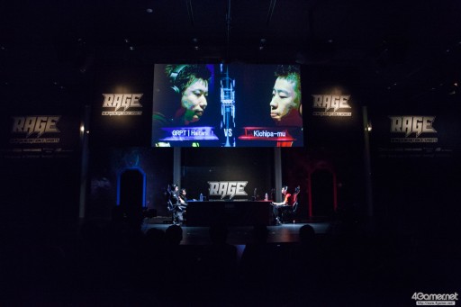 画像ギャラリー No.035のサムネイル画像 / CyberZのe-Sportsイベント「RAGE Vol.4 GRAND FINALS」，「ストリートファイターV」部門フォトレポート。優勝はふ〜ど選手の手に