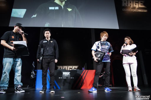 画像ギャラリー No.040のサムネイル画像 / CyberZのe-Sportsイベント「RAGE Vol.4 GRAND FINALS」，「ストリートファイターV」部門フォトレポート。優勝はふ〜ど選手の手に